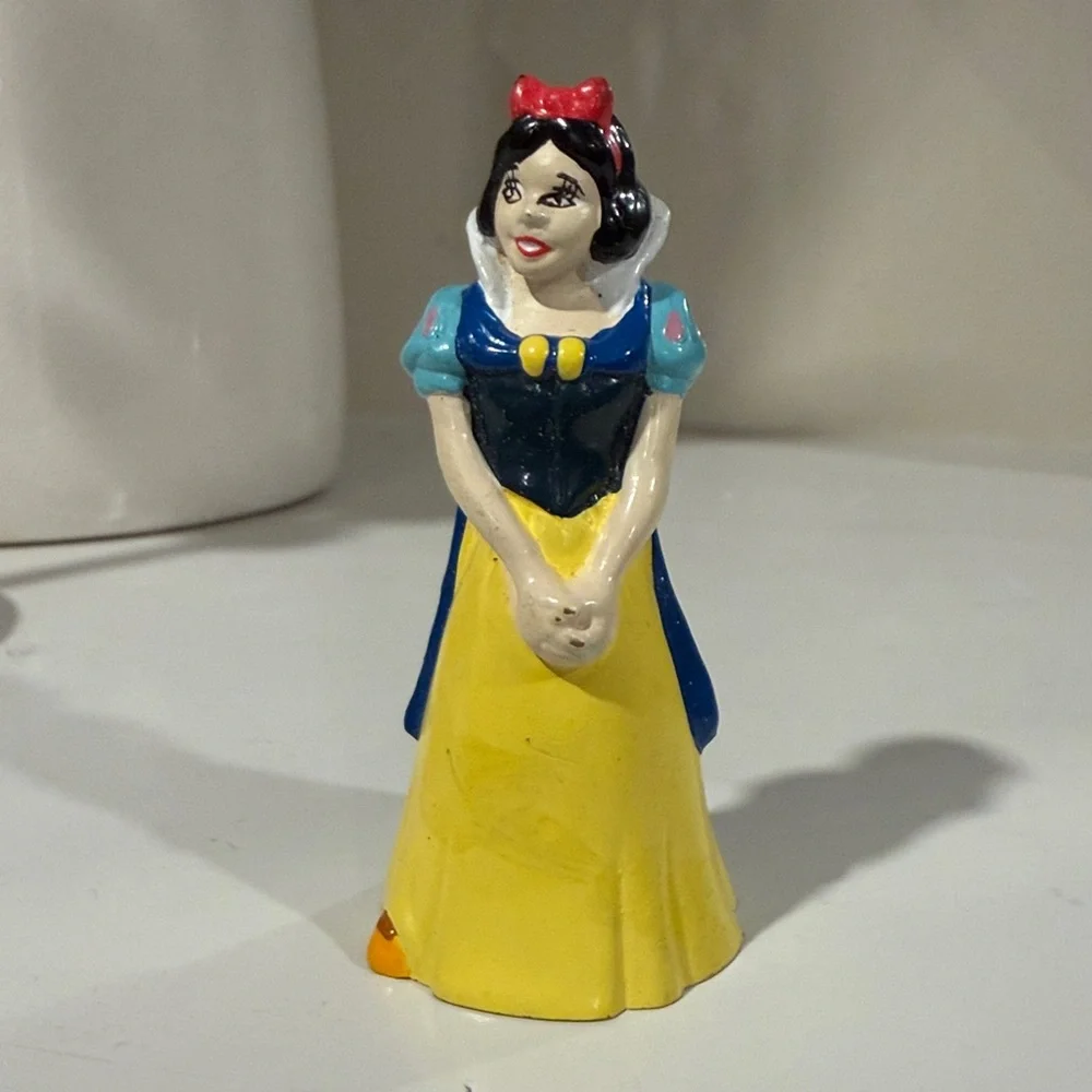 Vintage Disney Snow White figure      kids girls toy toys figures collectibles